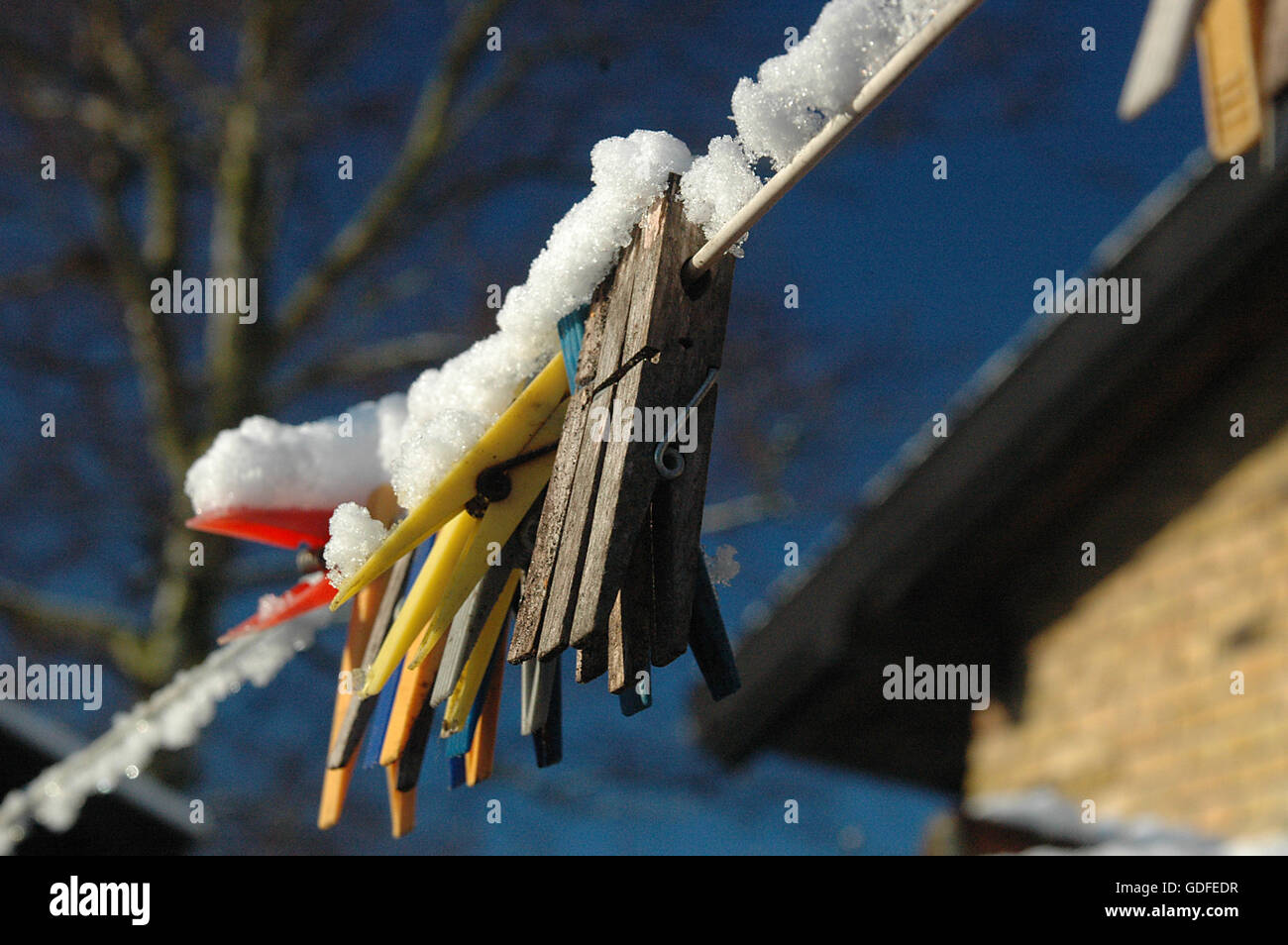 Wäscheleine mit Schnee Stockfoto