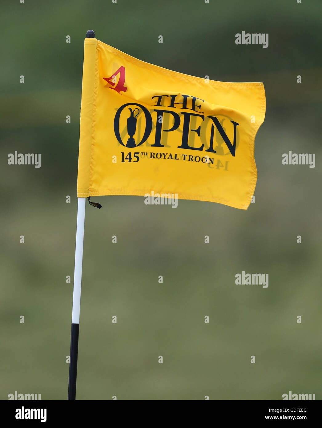 Die Pin-Flagge auf der 4. weht der Wind tagsüber drei von The Open Championship 2016 im Royal Troon Golf Club, South Ayrshire. Stockfoto