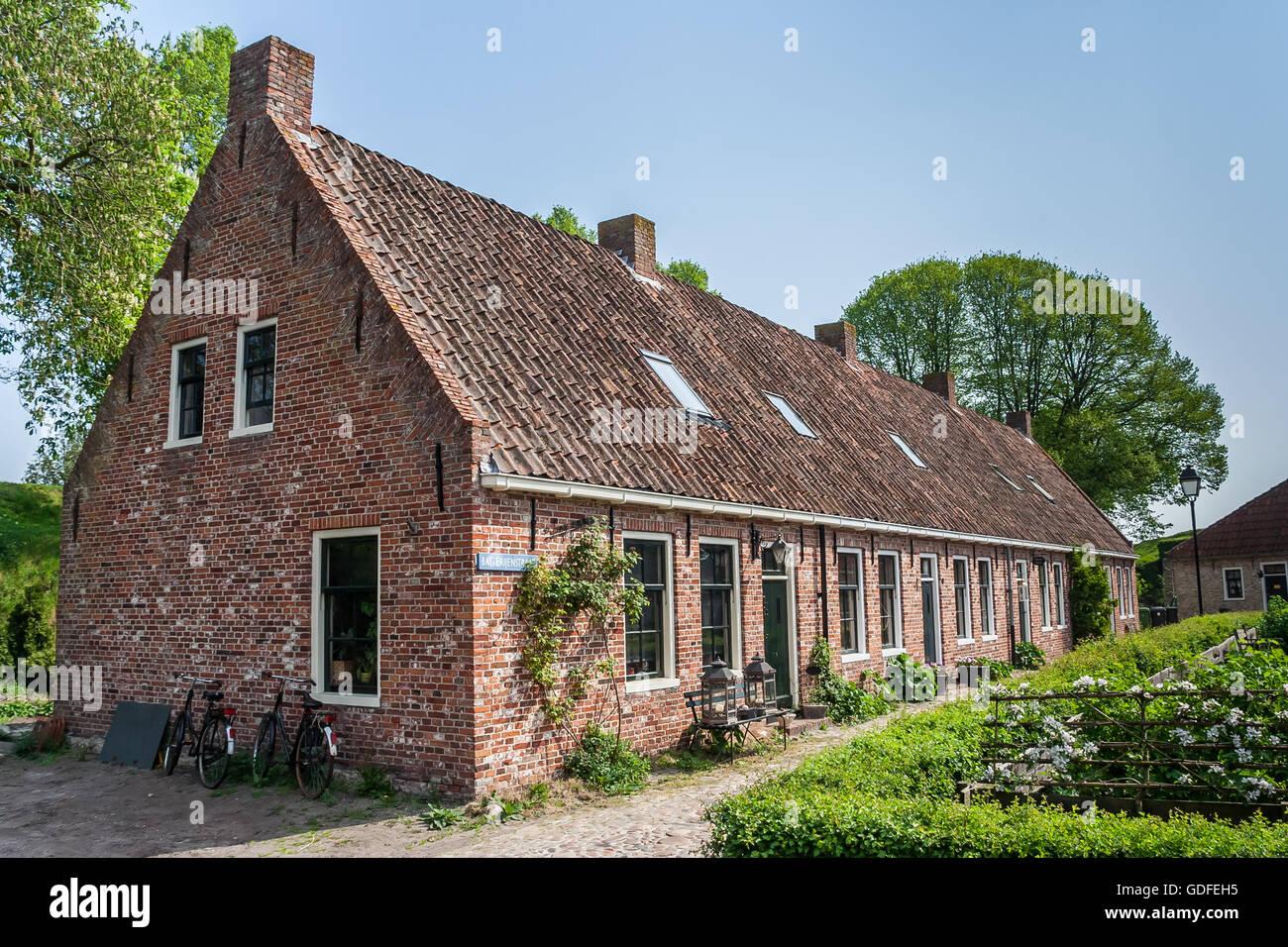 Alte Straße in der restaurierten Dorf Boertange in Groningen, Niederlande Stockfoto