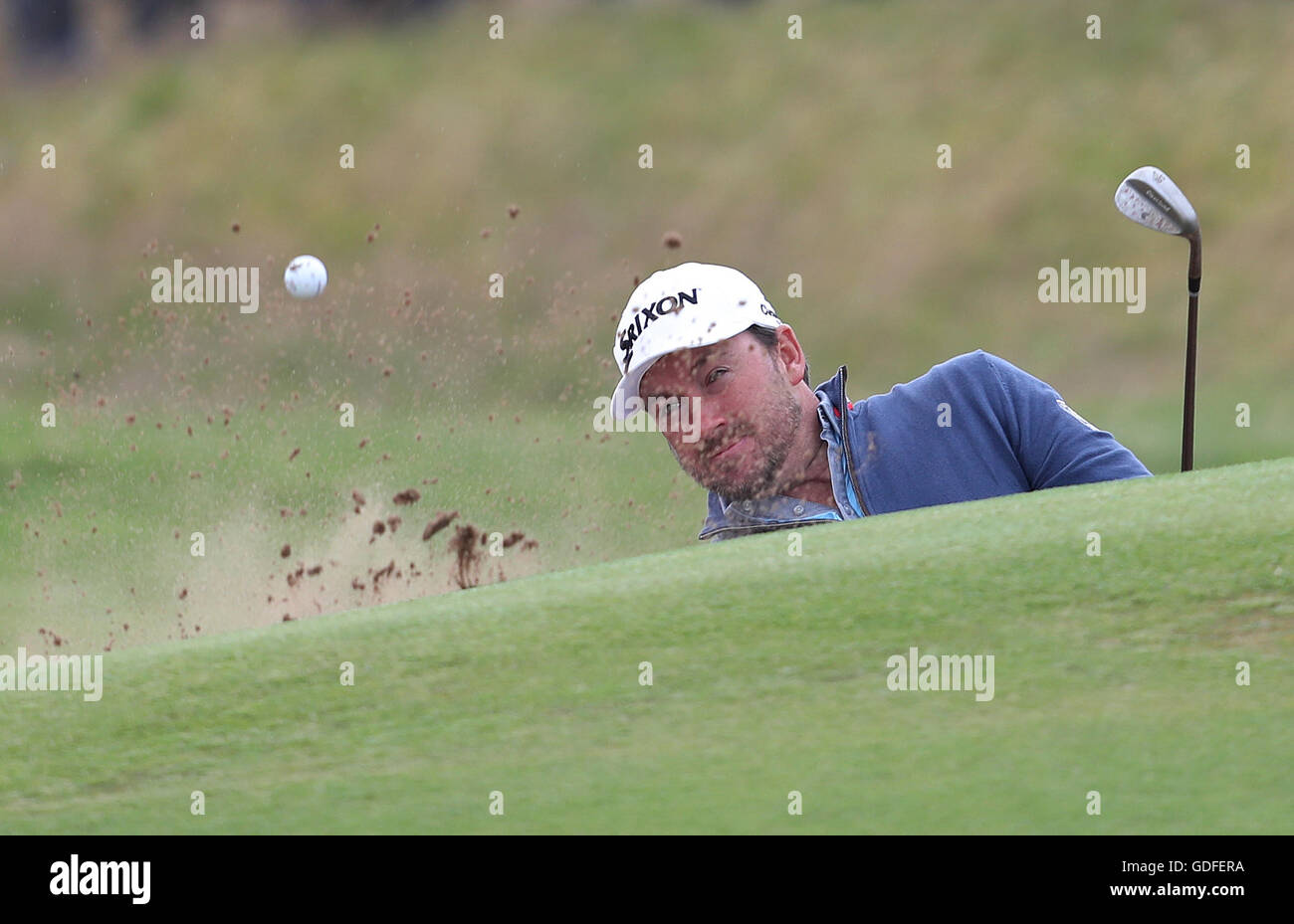 Northern Ireland Graeme McDowell chips auf der 4. Tag drei der The Open Championship 2016 im Royal Troon Golf Club, South Ayrshire. Stockfoto