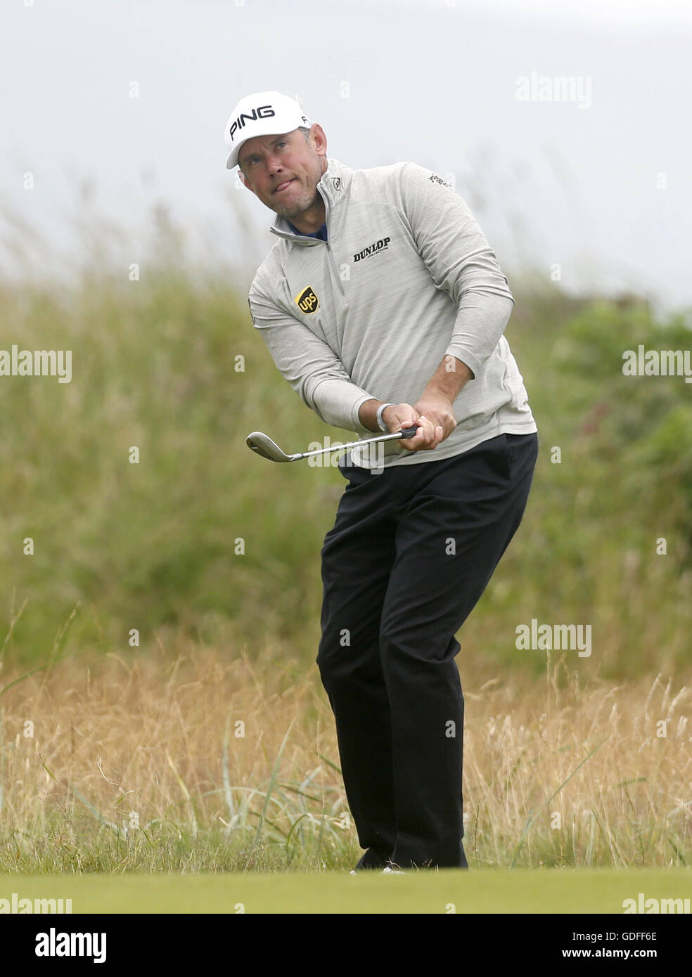 Am dritten Tag der Open Championship 2016 im Royal Troon Golf Club, South Ayrshire, wird Lee Westwood von England auf das erste Grün gechip. DRÜCKEN SIE VERBANDSFOTO. Bilddatum: Samstag, 16. Juli 2016. Siehe PA Story Golf Open. Bildnachweis sollte lauten: Danny Lawson/PA Wire. EINSCHRÄNKUNGEN: Nur für redaktionelle Zwecke. Keine kommerzielle Nutzung. Nur für Standbilder. Das Logo der Open Championship und der klare Link zur Open-Website (TheOpen.com) werden bei der Veröffentlichung der Website eingefügt. Weitere Informationen erhalten Sie unter +44 (0)1158 447447. Stockfoto
