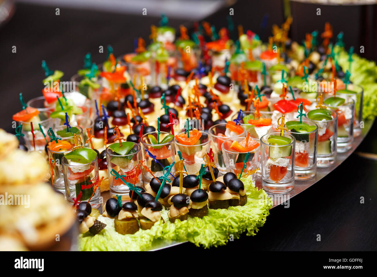 Catering-Dienstleistungen-Hintergrund mit Snacks und Speisen im restaurant Stockfoto
