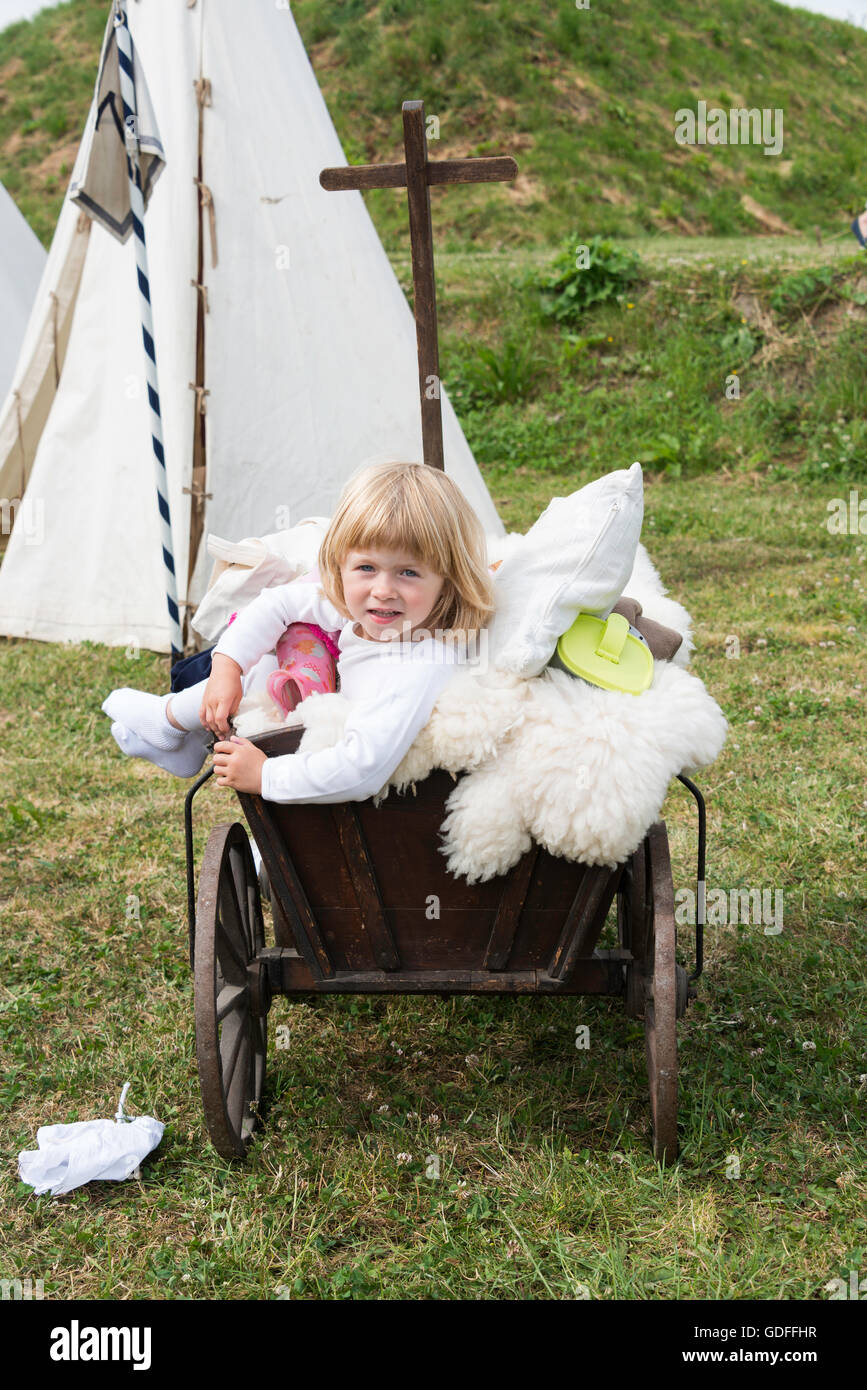 Mädchen im garten mit kinderwagen -Fotos und -Bildmaterial in hoher  Auflösung – Alamy