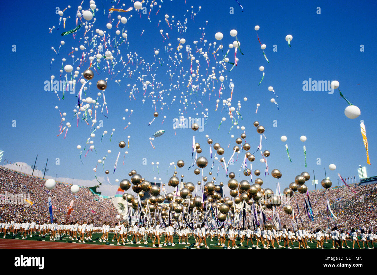 Ballone steigen lassen bei den Olympischen Spielen 1984 Eröffnungsfeier Stockfoto