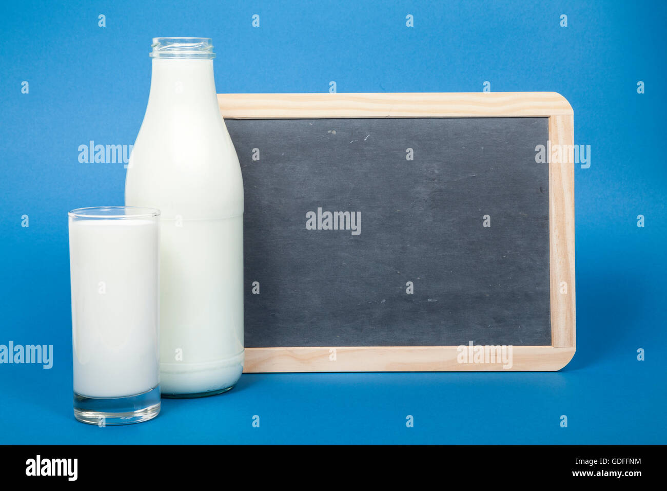 Milch und Blackboard auf blauem Hintergrund Stockfoto