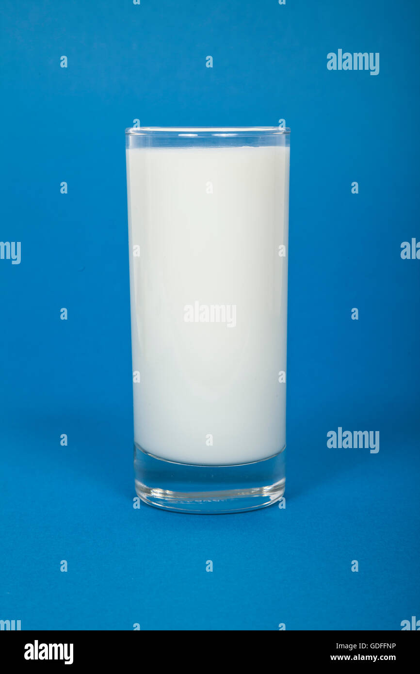 Glas Milch auf blauem Hintergrund Stockfoto
