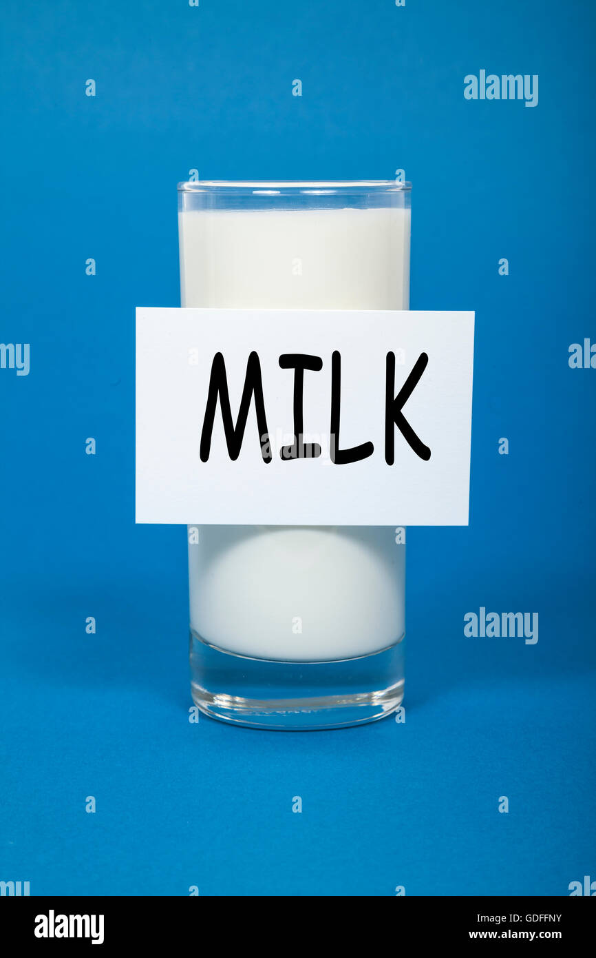 Geschrieben am Schild Milchglas Milch Stockfoto