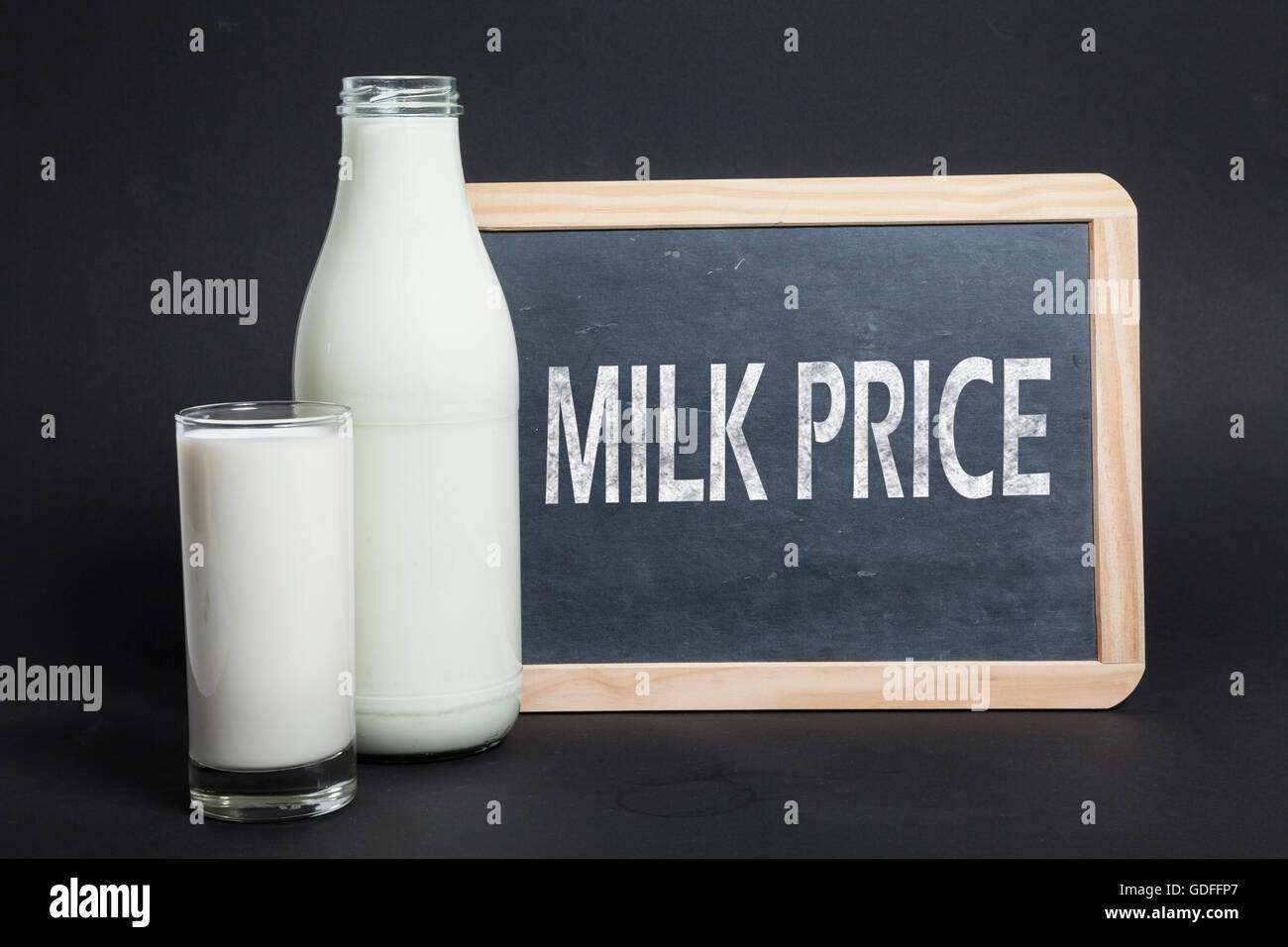 Milchpreis auf einer Tafel Stockfoto