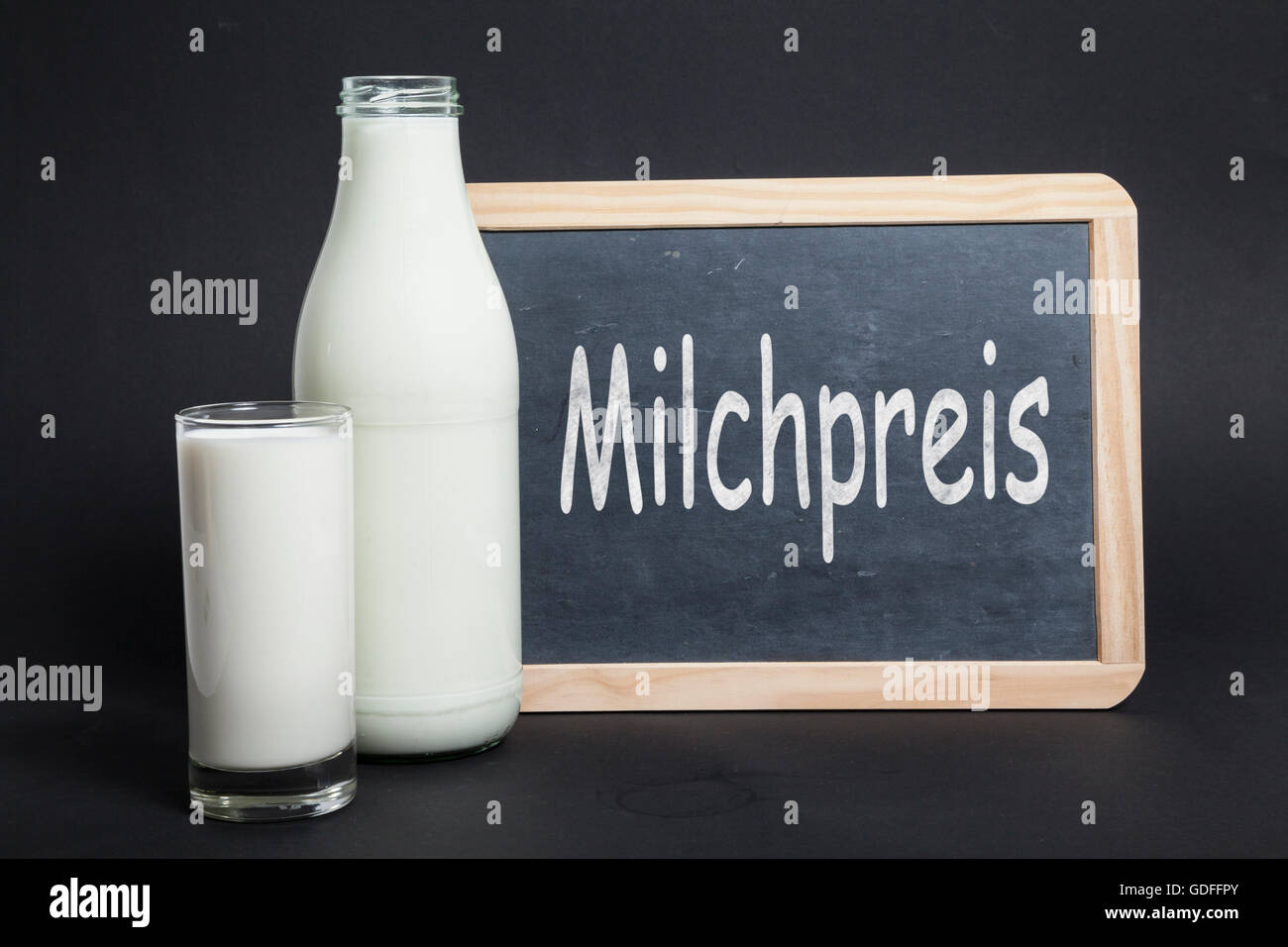 Milchpreis auf Tafel (auf Deutsch) Stockfoto