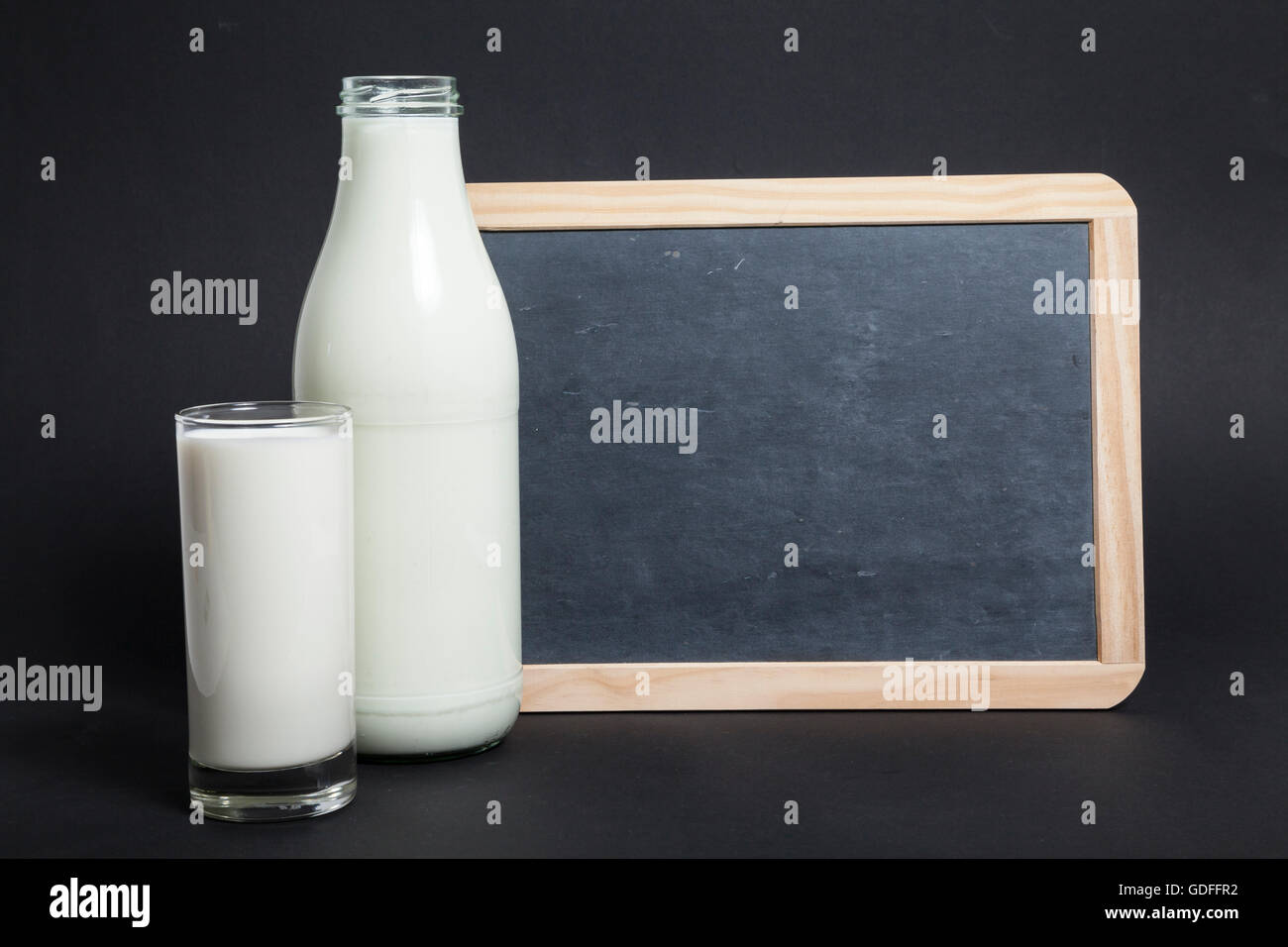 Milch und blackboard Stockfoto