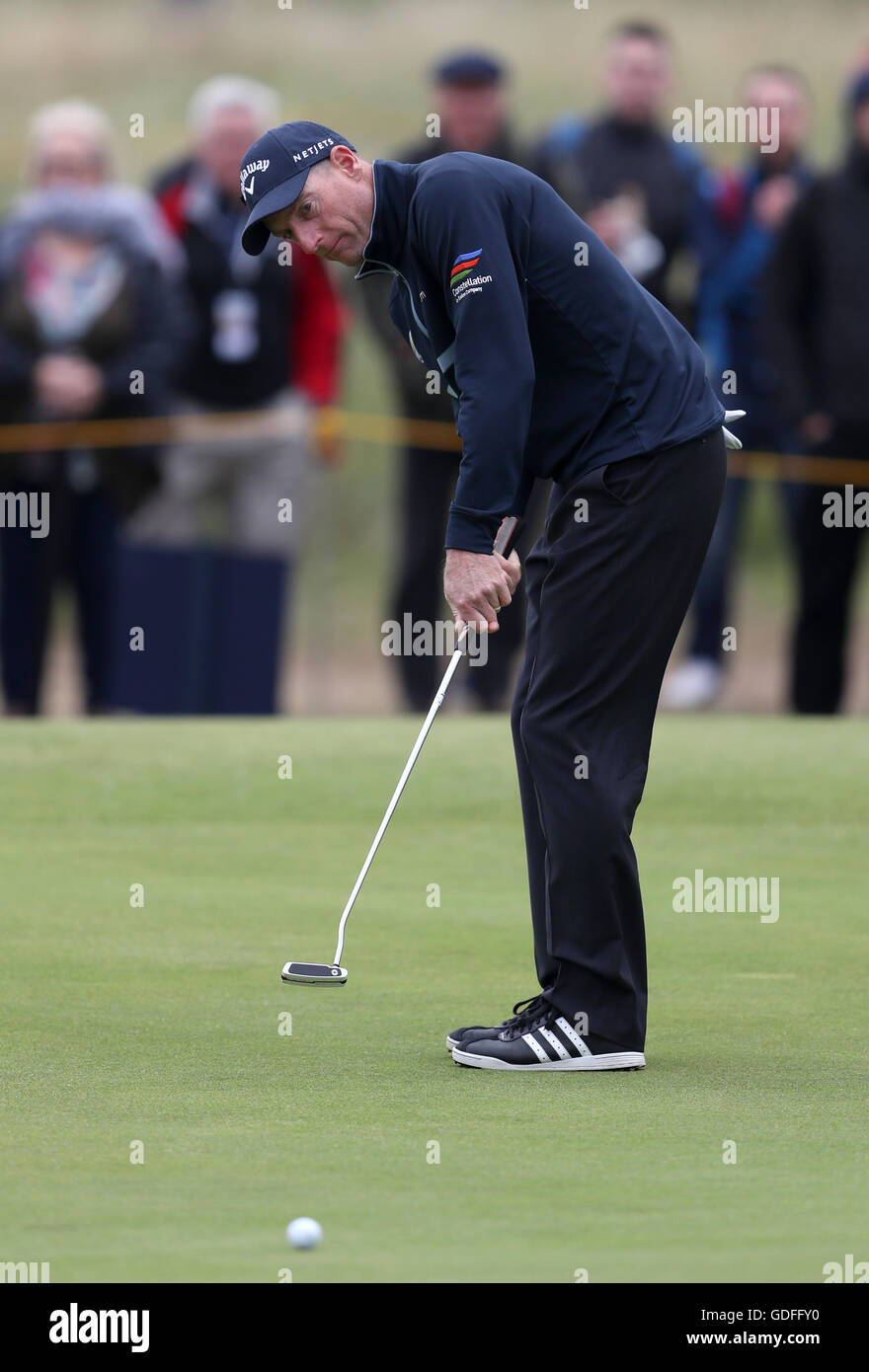 USAS Jim Furyk putts auf dem Grün während Tag drei der The Open Championship 2016 im Royal Troon Golf Club, South Ayrshire. PRESSEVERBAND Foto. Bild Datum: Samstag, 16. Juli 2016. Vgl. PA Geschichte GOLF Open. Bildnachweis sollte lauten: David Davies/PA Wire. Einschränkungen: Nur zur redaktionellen Verwendung. Keine kommerzielle Nutzung. Standbild-Gebrauch bestimmt. Die Open Championship Logo und klare Verbindung zu The Open Website (TheOpen.com) auf Website-Veröffentlichung enthalten sein. Rufen Sie + 44 (0) 1158 447447 für weitere Informationen. Stockfoto