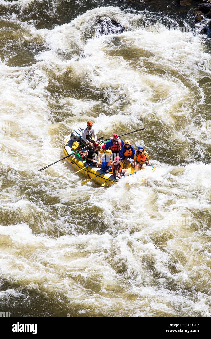 Wildwasser-rafting in der oberen Klamath River in Höllen Ecke in Klamath wilde und malerische Fluss Bereich, Oregon. Die Stromschnellen, einer abgelegenen Gegend durchzogen sind bei Klasse III, IV und V, je nach Wasserstand bewertet. Stockfoto