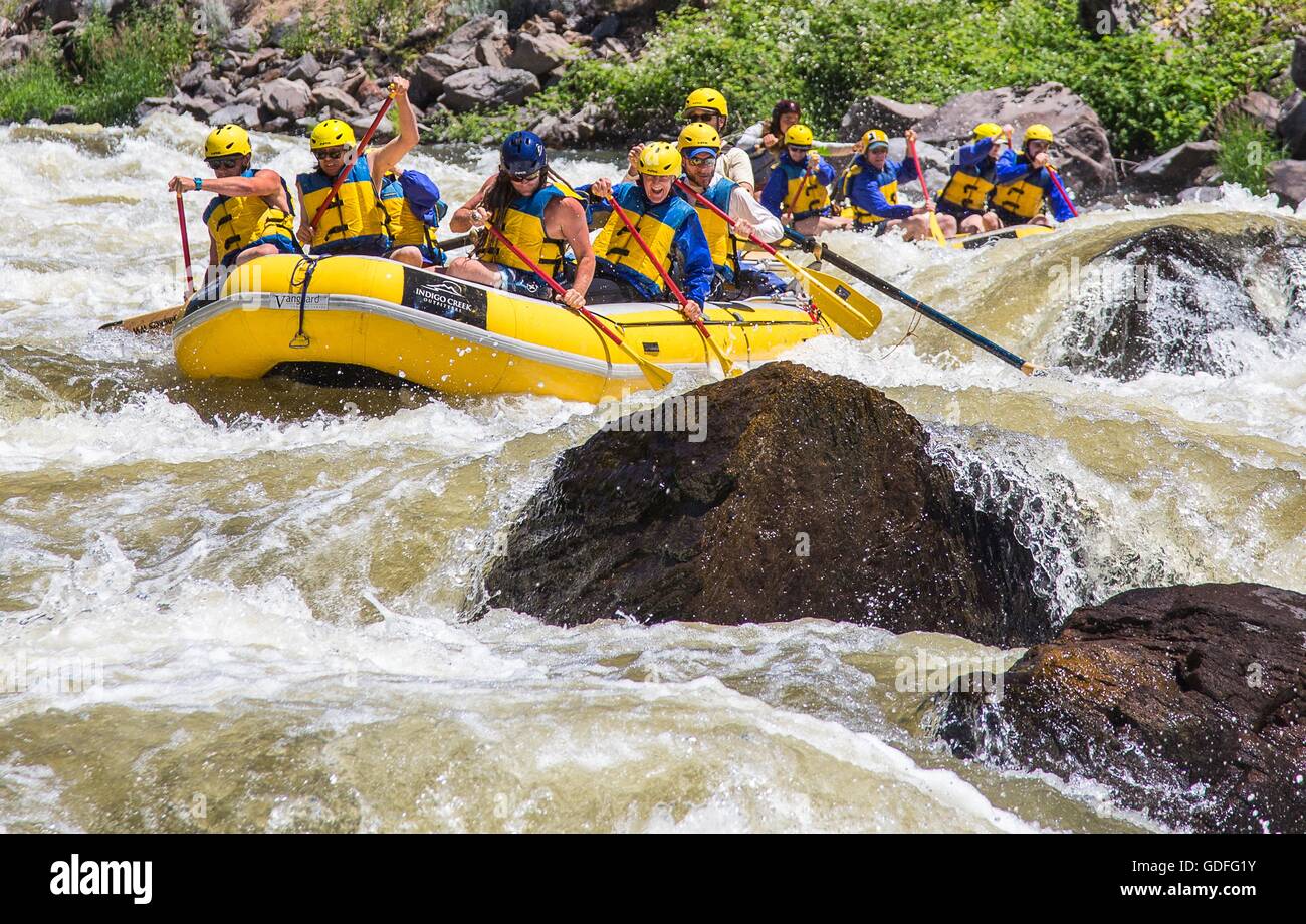 Wildwasser-rafting in der oberen Klamath River in Höllen Ecke in Klamath wilde und malerische Fluss Bereich, Oregon. Die Stromschnellen, einer abgelegenen Gegend durchzogen sind bei Klasse III, IV und V, je nach Wasserstand bewertet. Stockfoto