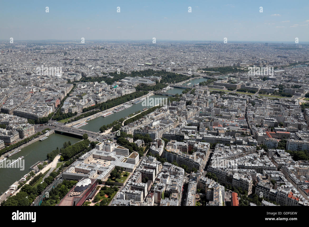 Blick vom Eiffelturm entfernt entlang der Seine in Paris, Frankreich. Stockfoto