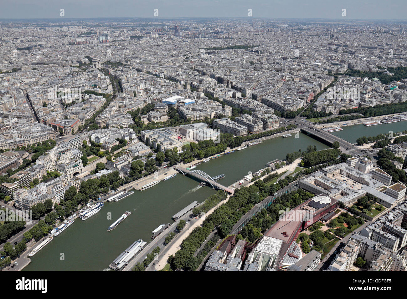 Blick vom Eiffelturm entfernt entlang der Seine in Richtung Arc de Triomphe de l'Étoile in Paris, Frankreich. Stockfoto