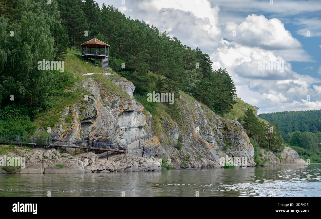 Schönes Holz Pavillon am Ufer Flusses in He Wald. Russland. Sibirien. Taiga. Fluss Tom. Tomskaya Pisanitsa. Stockfoto