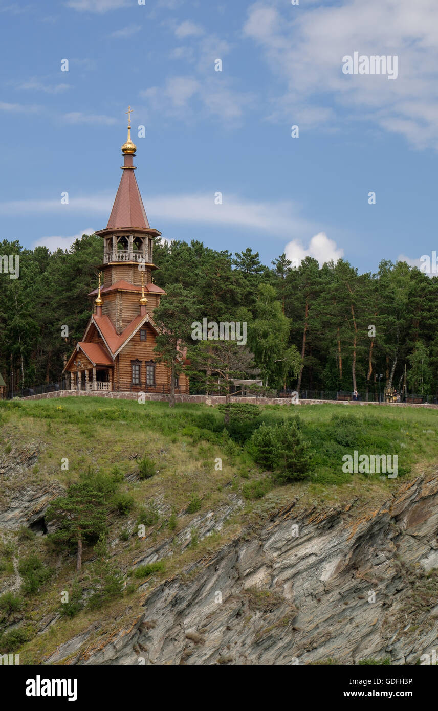 Sehr schöne christliche orthodoxe Holzkirche am Ufer des Flusses. STS Kirill und Methodius Kapelle an Tomskaya Pisanitsa. SIB Stockfoto