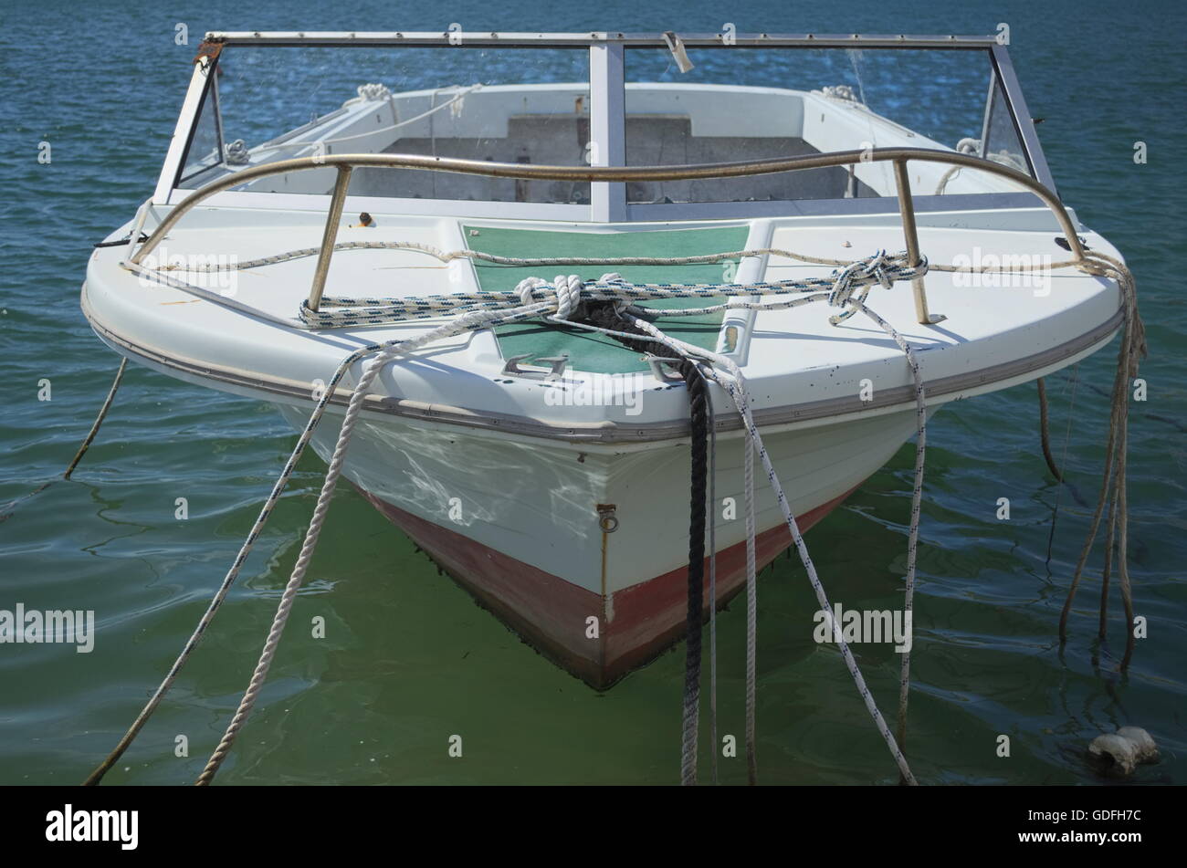 Motorboot mit Seilen Vorderansicht festgemacht Stockfoto