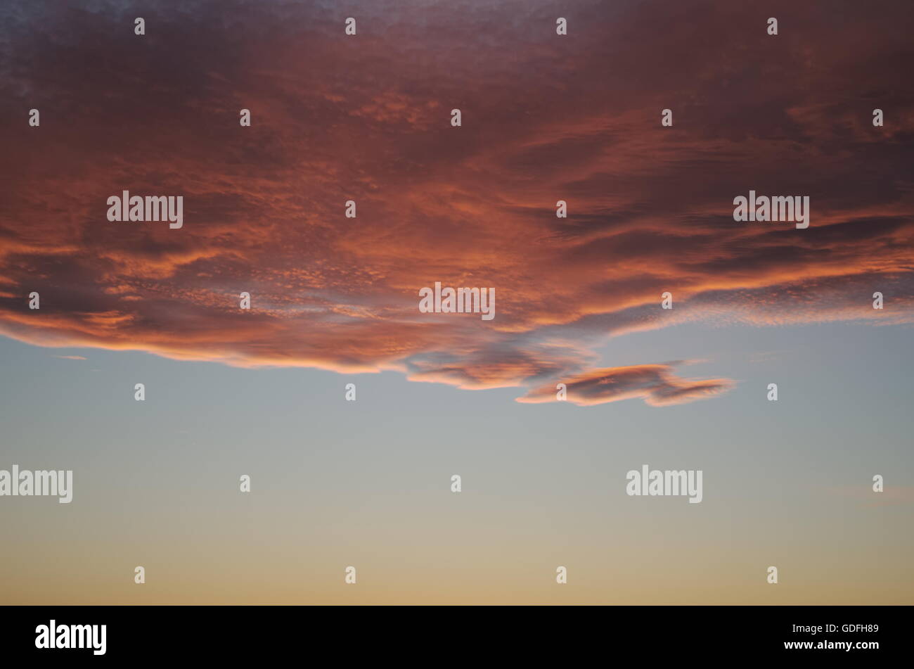 Magische Wolken bei Sonnenuntergang Orange Wolkengebilde Closeup Stockfoto