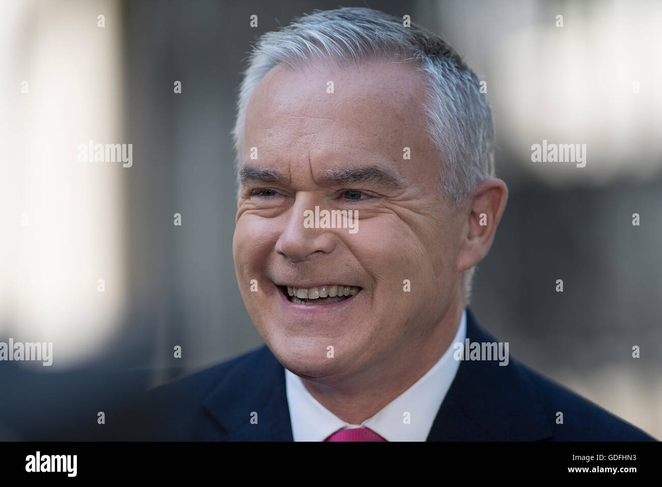 BBC News-Moderatorin und Journalistin Huw Edwards in der Downing Street für die Ankunft von Theresa May als PM. Stockfoto