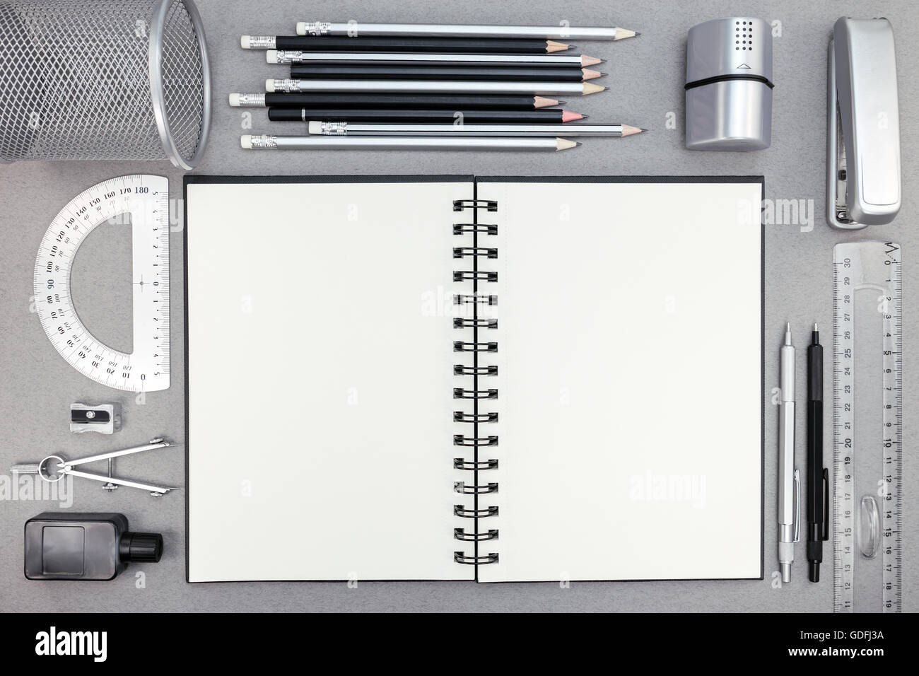 Draufsicht auf leere Arbeitsmappe und Schulmaterial auf Recycling-Papier-Hintergrund Stockfoto