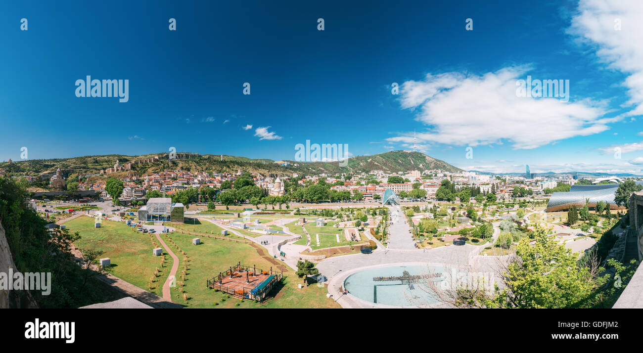 Blick auf Park Rike In Tiflis, Georgien. Im Hintergrund ist sichtbar Metekhi Kirche, Narikala Festung, Altstadt, Seilbahn, Sioni Stockfoto