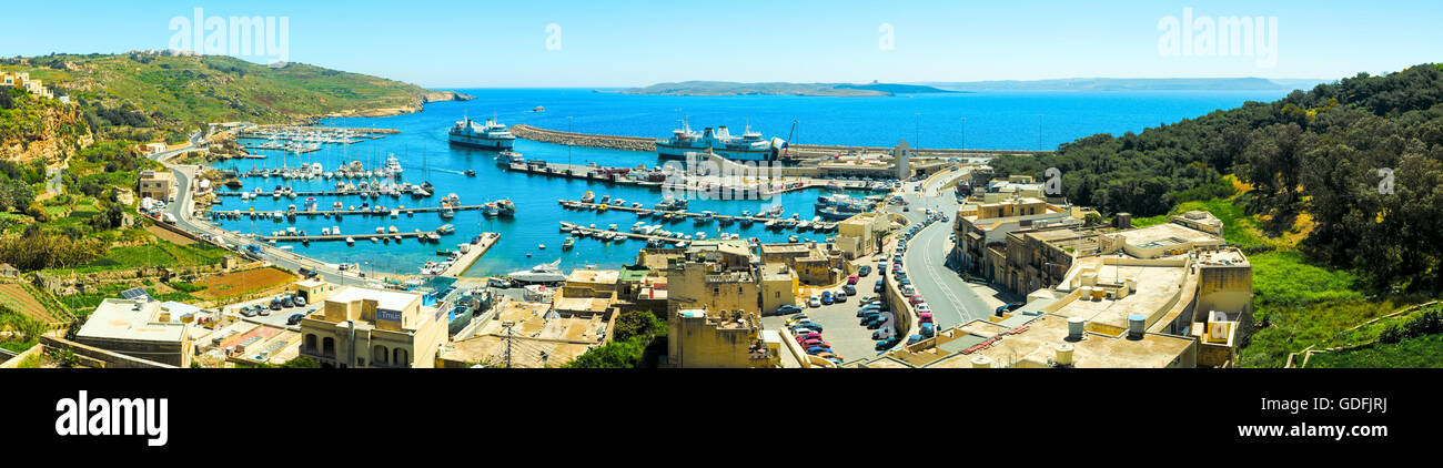 MGARR, MALTA - 14. April 2015: Panoramablick auf Mgarr Hafen mit der Fähre auf die Insel Gozo, Malta. Stockfoto