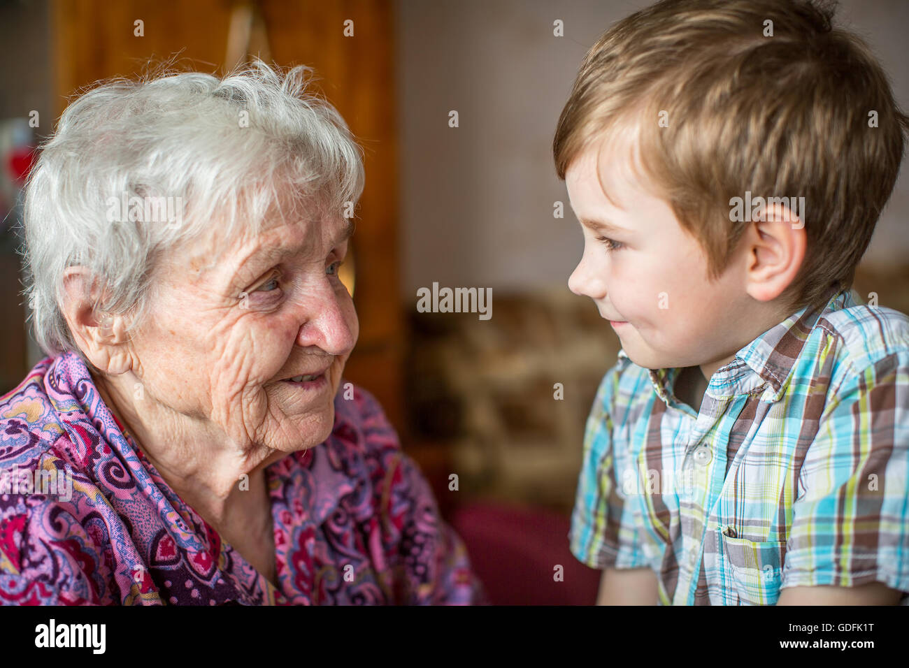 Oma und kleinen Enkel. Stockfoto