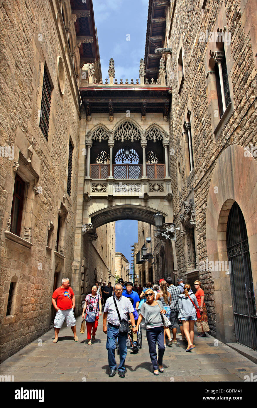 Wandern im gotischen Viertel (Barri Gotic - Carrer del Bisbe), Barcelona, Katalonien, Spanien. Stockfoto