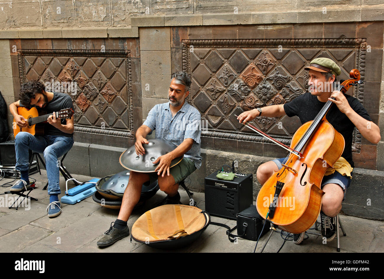 Straßenmusikanten im gotischen Viertel (Barri Gotic), Barcelona, Katalonien, Spanien. Stockfoto