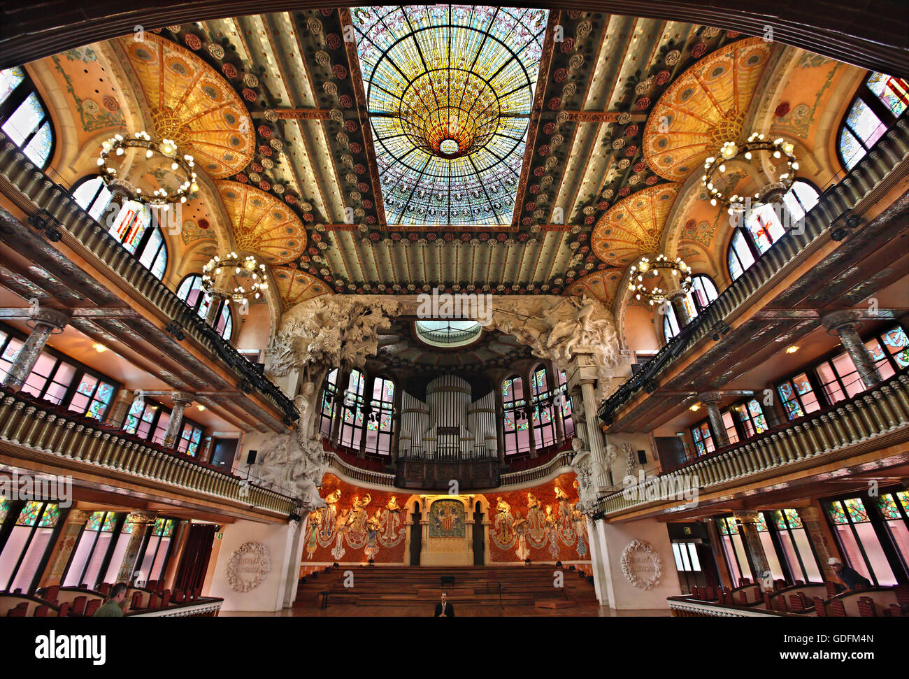 Die zentrale Konzerthalle in der Palau De La Musica Catalana, Barcelona, Katalonien, Spanien. Stockfoto