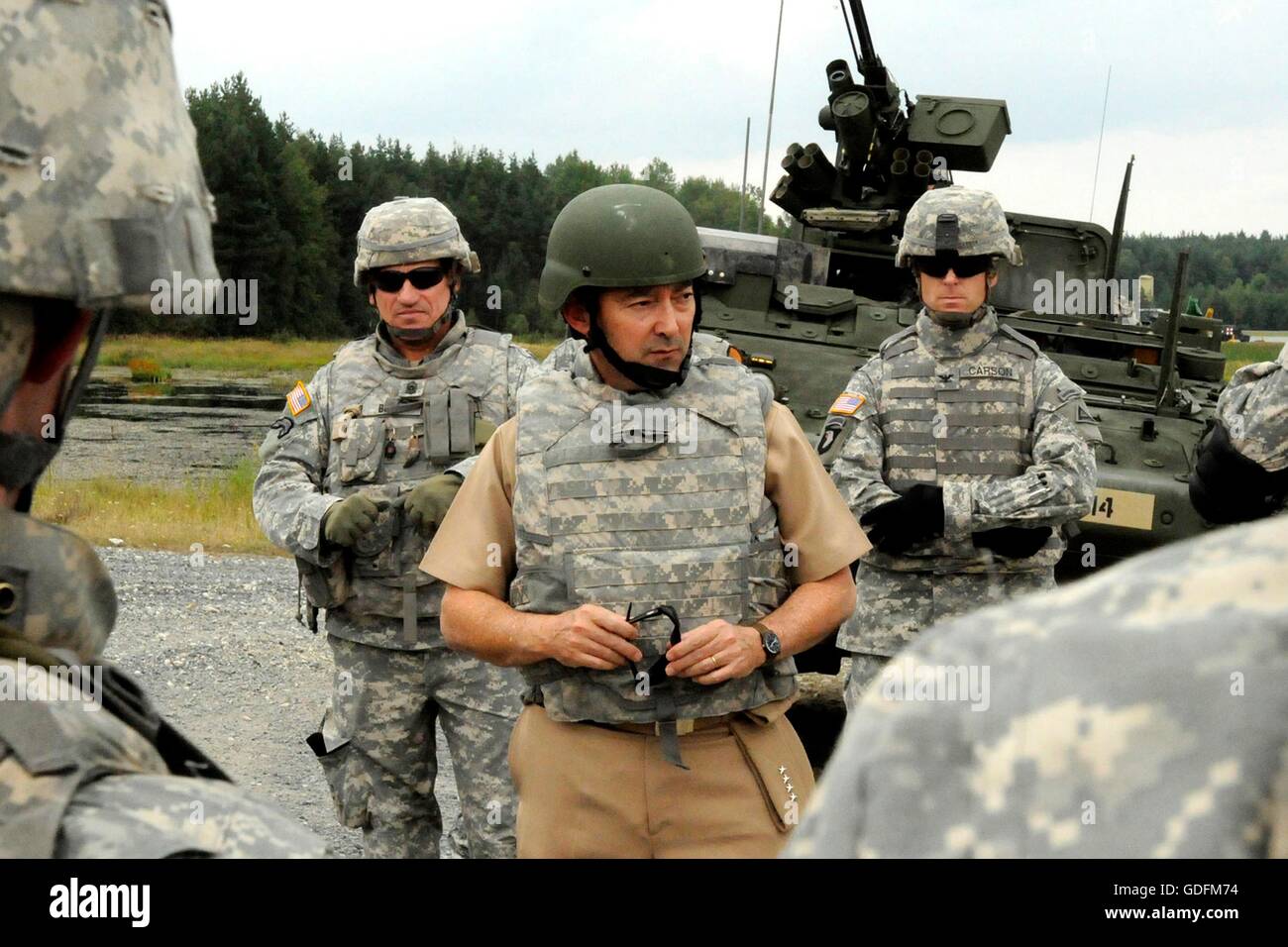 US-Admiral James Stavridis, Europäische Befehl Supreme Allied Commander, besucht das Joint Multinational Training Command 11. August 2009 in Grafenwöhr, Deutschland.  USAREUR Befehlshaber General Carter F. Hamm und JMTC Stabschef Oberst Michael S. Higginbottom begleitet Admiral Stavridis, wie er eine live-Feuer-Stryker-Übung Uhren. Stockfoto