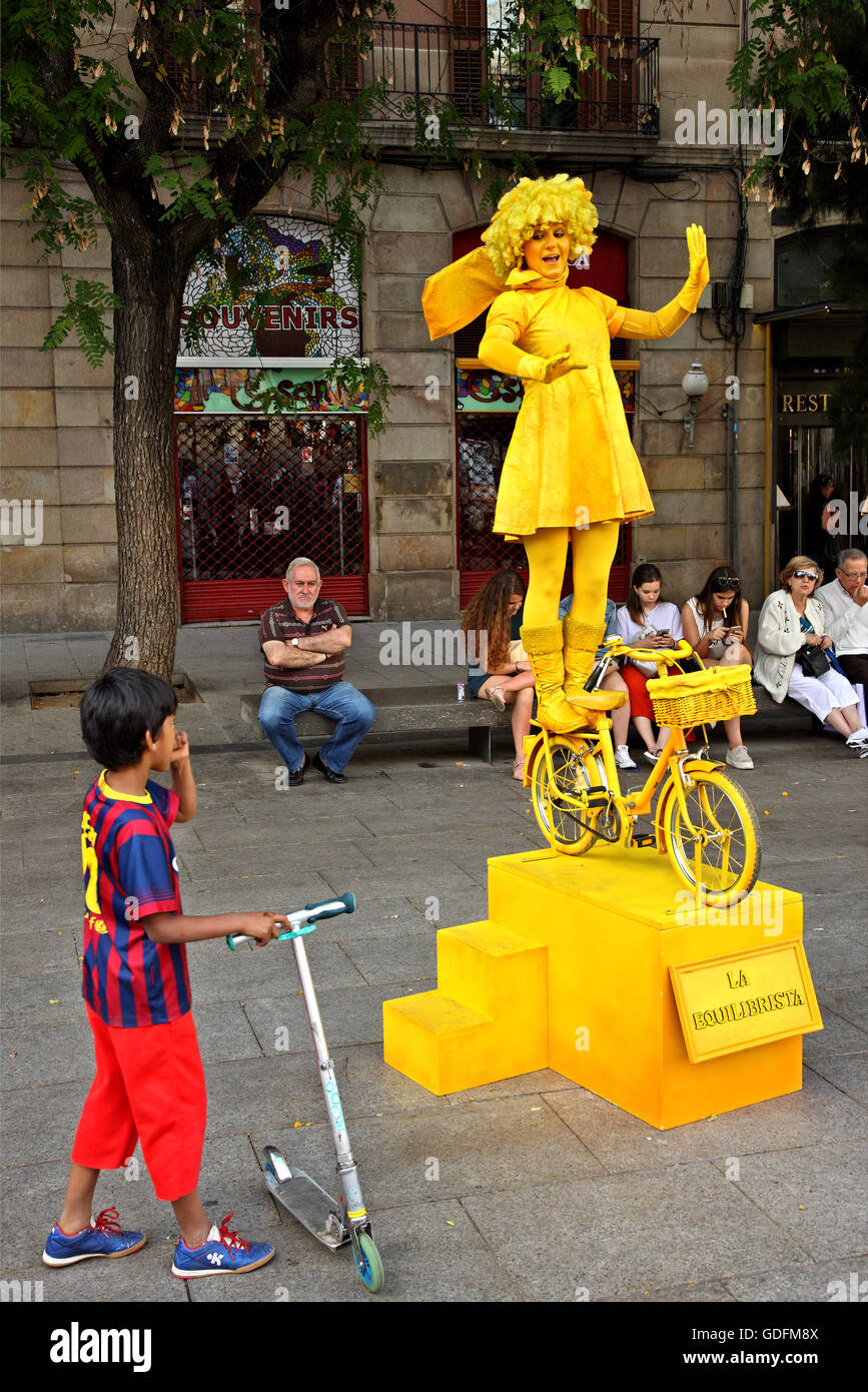 "La Equilibrista", eine "lebende Statue" am Pla De La Seu (Domplatz), Barcelona, Katalonien, Spanien. Stockfoto