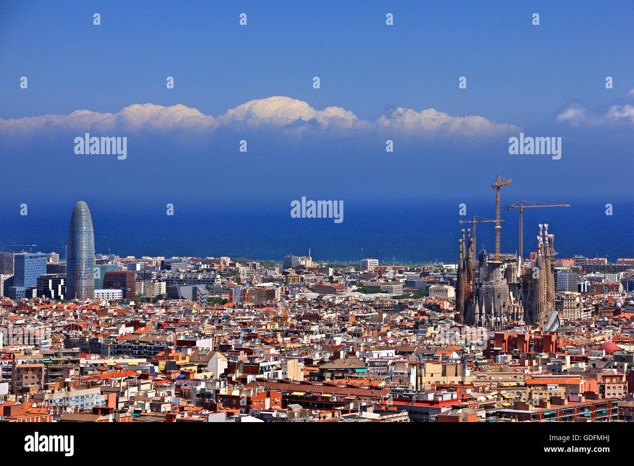 Blick auf Barcelona vom Park Güell, Barcelona, Katalonien, Spanien. Auf der linken Seite, Torre Agbar, rechts neben der Sagrada Familia. Stockfoto