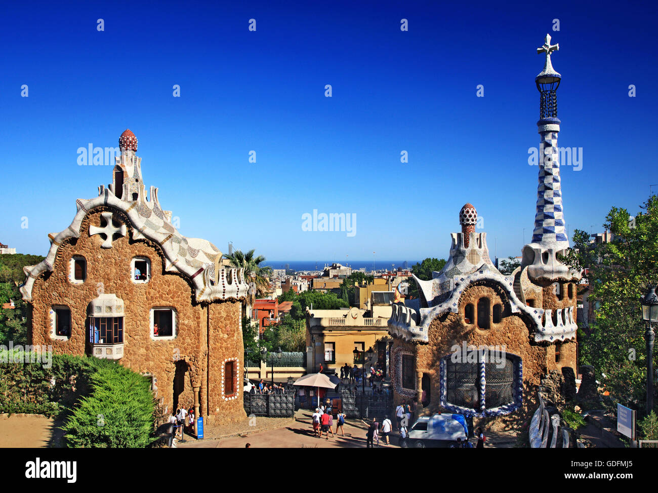 Der Eingang und des Portier lodge Pavillons im Park Güell (von Antoni Gaudi), Barcelona, Katalonien, Spanien Stockfoto