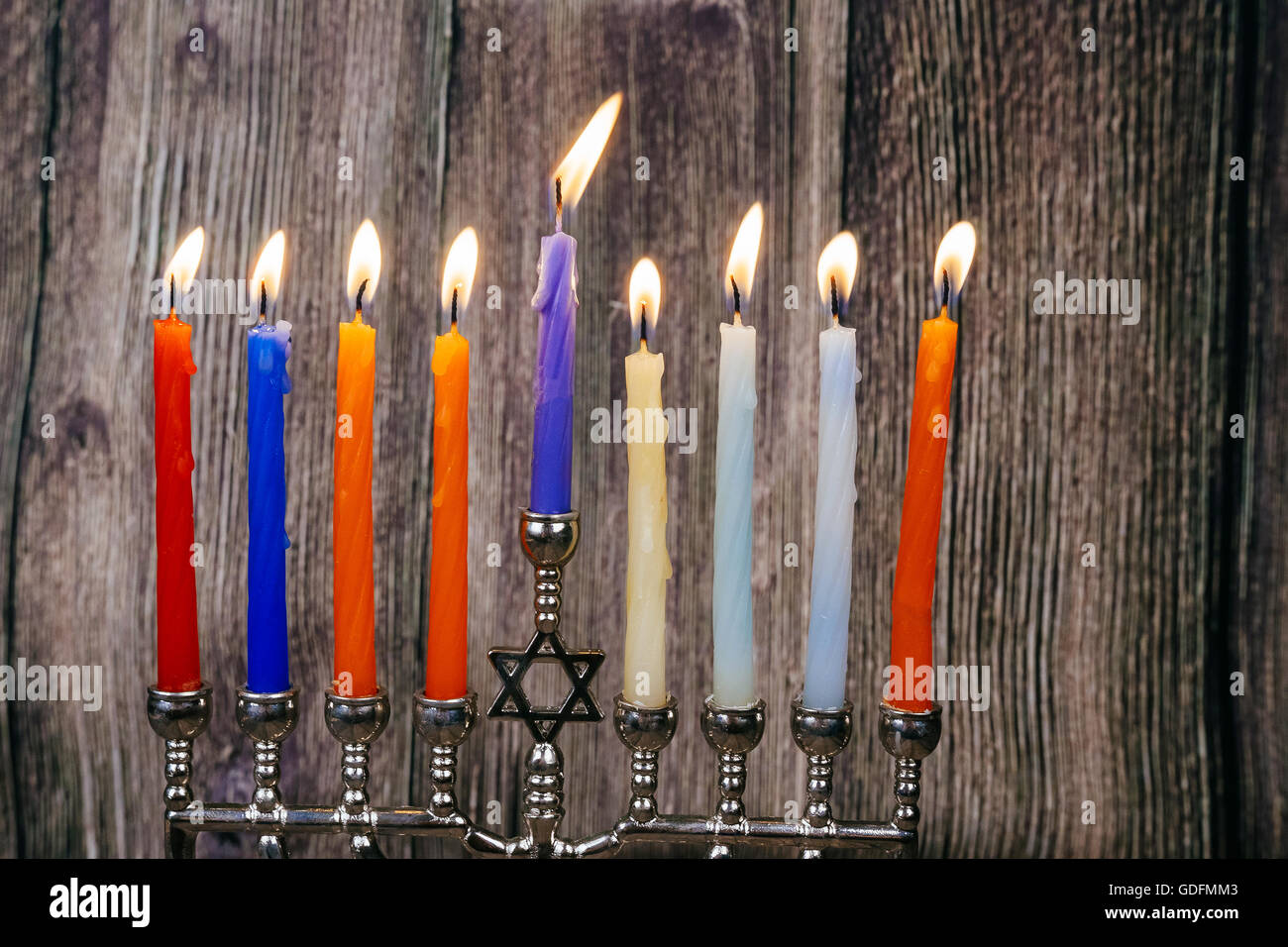 Jüdischer Feiertag Chanukka Hintergrund mit Menorah über Tafel Stockfoto
