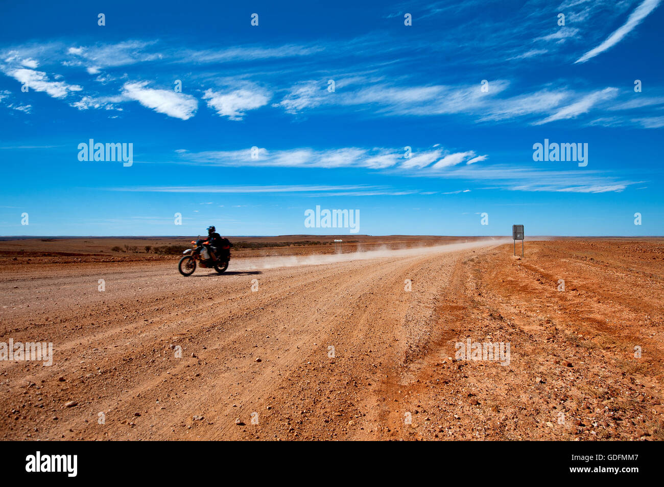 Biker auf einer einsamen Strecke outback in Queensland. Stockfoto