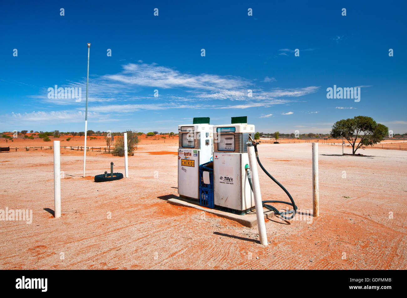 Kraftstoffpumpen von Cameron Corner Store mitten in der Wüste. Stockfoto