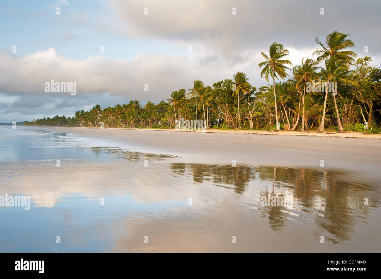 Morgen-Reflexionen über tropische Mission Beach. Stockfoto