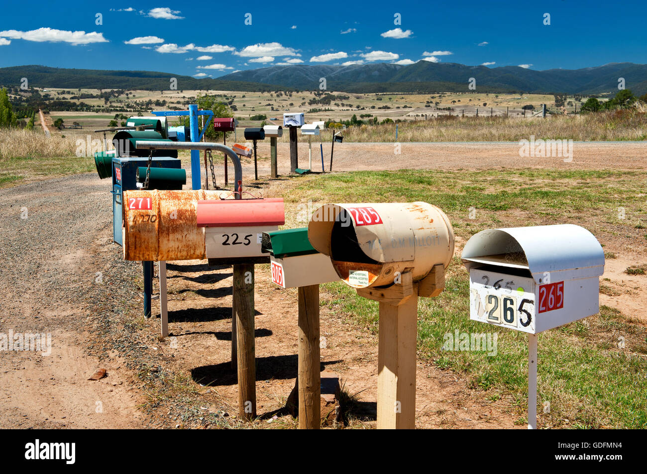 Haufen von Briefkästen im ländlichen Australien. Stockfoto