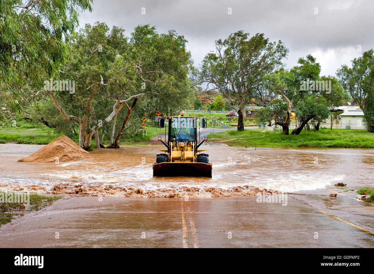 Radlader, Reinigung einer Straße in Alice Springs nach einer Überschwemmung Todd River. Stockfoto