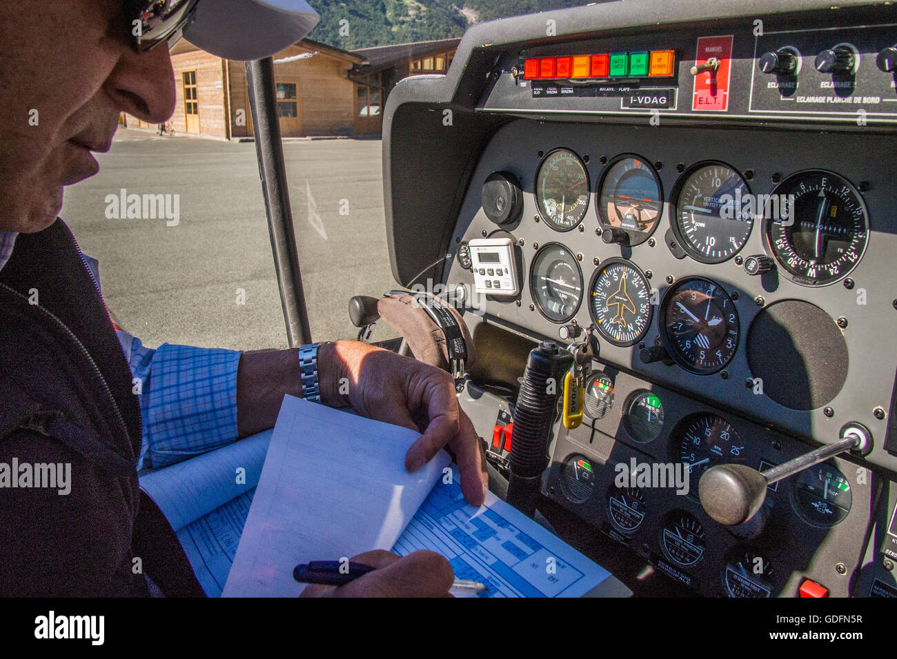 Post-Flugaufzeichnung und Kontrollen in einem Kleinflugzeug am Flughafen Aosta, in der Nähe von Aosta Stadt, Region Aostatal, Italien. Stockfoto