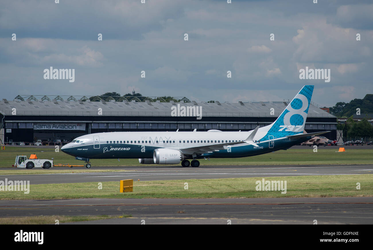 Die 2016 bereitet einem Demonstrationsflug Farnborough International Airshow Handel Boeing 737 Max. Stockfoto