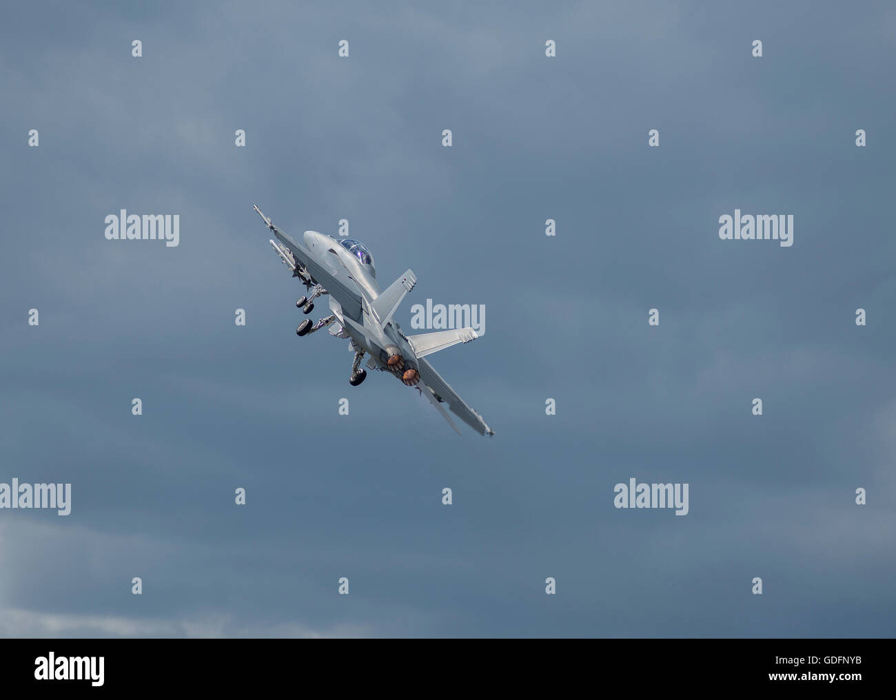 Handel 2016 Farnborough International Airshow, startet eine Boeing F/A-18 Hornet für eine fliegende Demo. Stockfoto