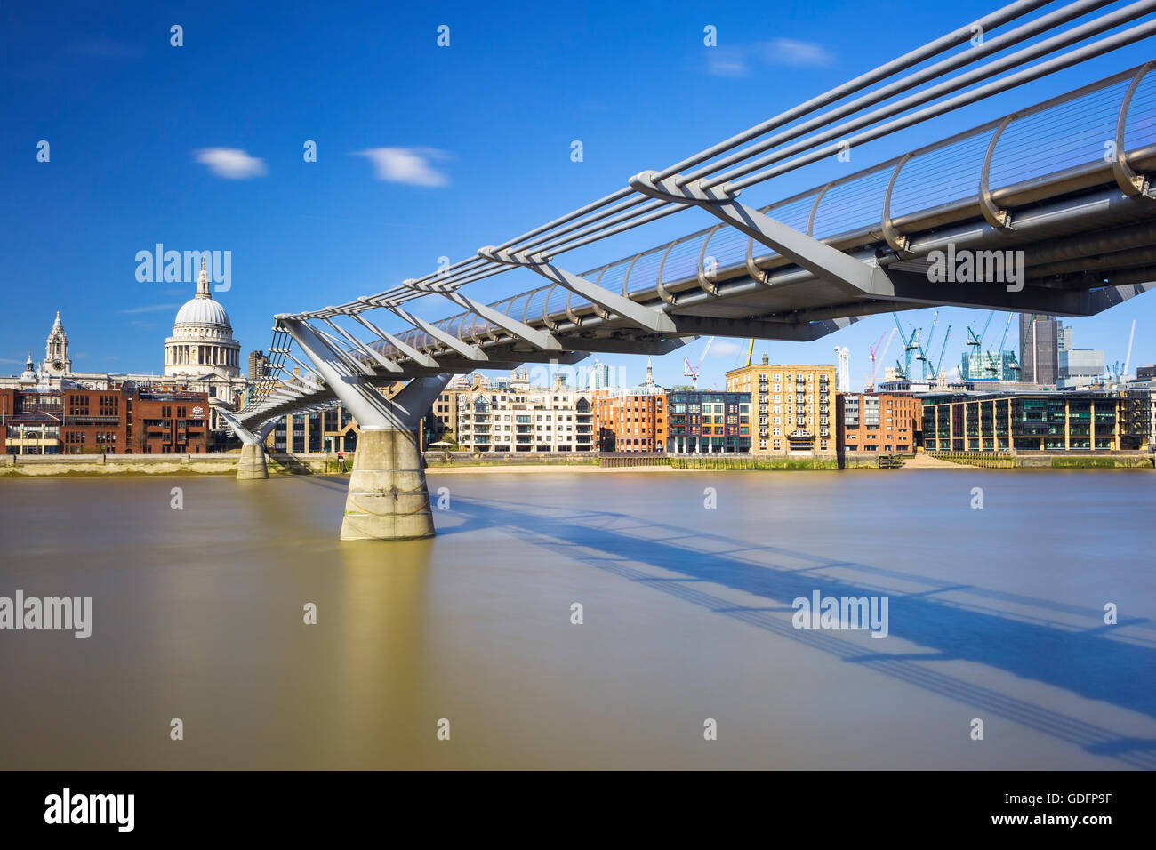 Millennium Bridge mit St Pauls über Themse Stockfoto