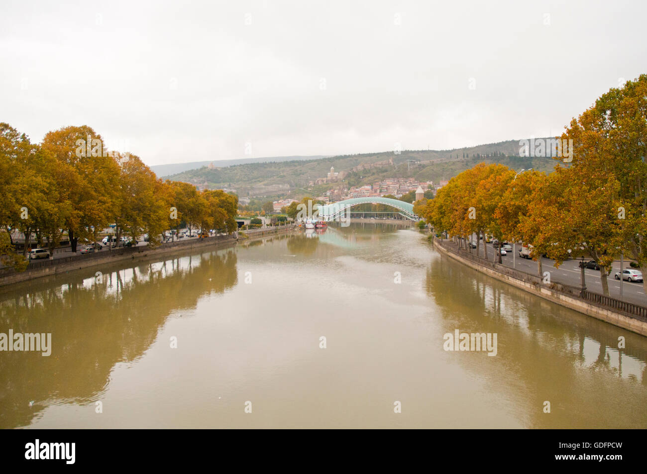 Herbstliche Eichen Entlang Des Flusses Mtkvari – Tiflis Riverside Park Stockfoto