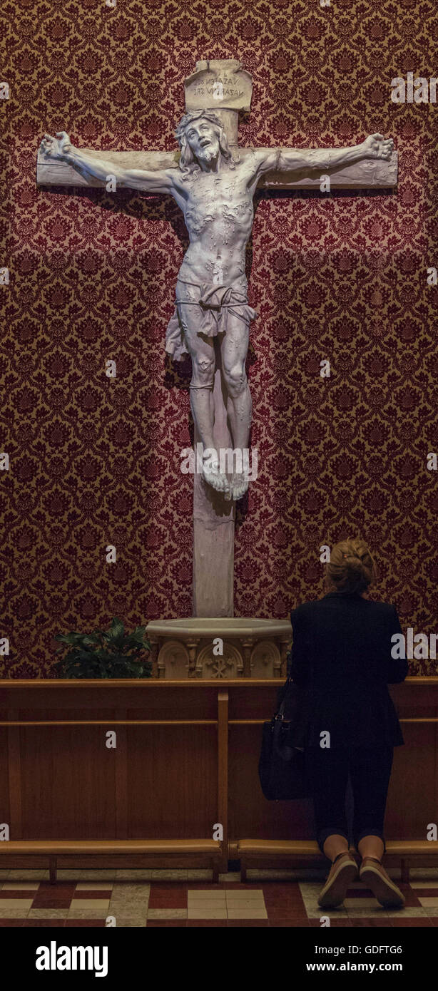 Eine Frau Gebet vor einem Kruzifix in Mary Queen of die Kathedrale der Welt, Montreal Stockfoto