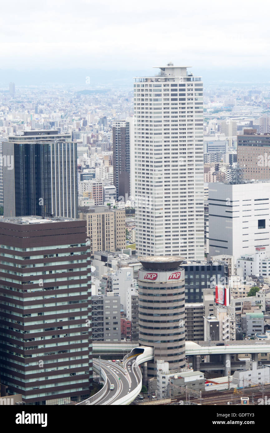 Hanshin Expressway durchlaufen, Gate Tower Building in Fukushima-Ku, Osaka. Stockfoto