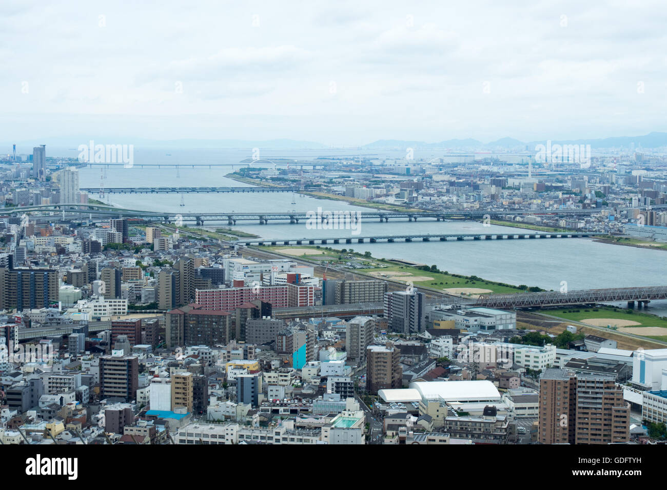 Panorama von Osaka in Richtung des Hafens, vom Dach des Umeda Sky Building. Stockfoto