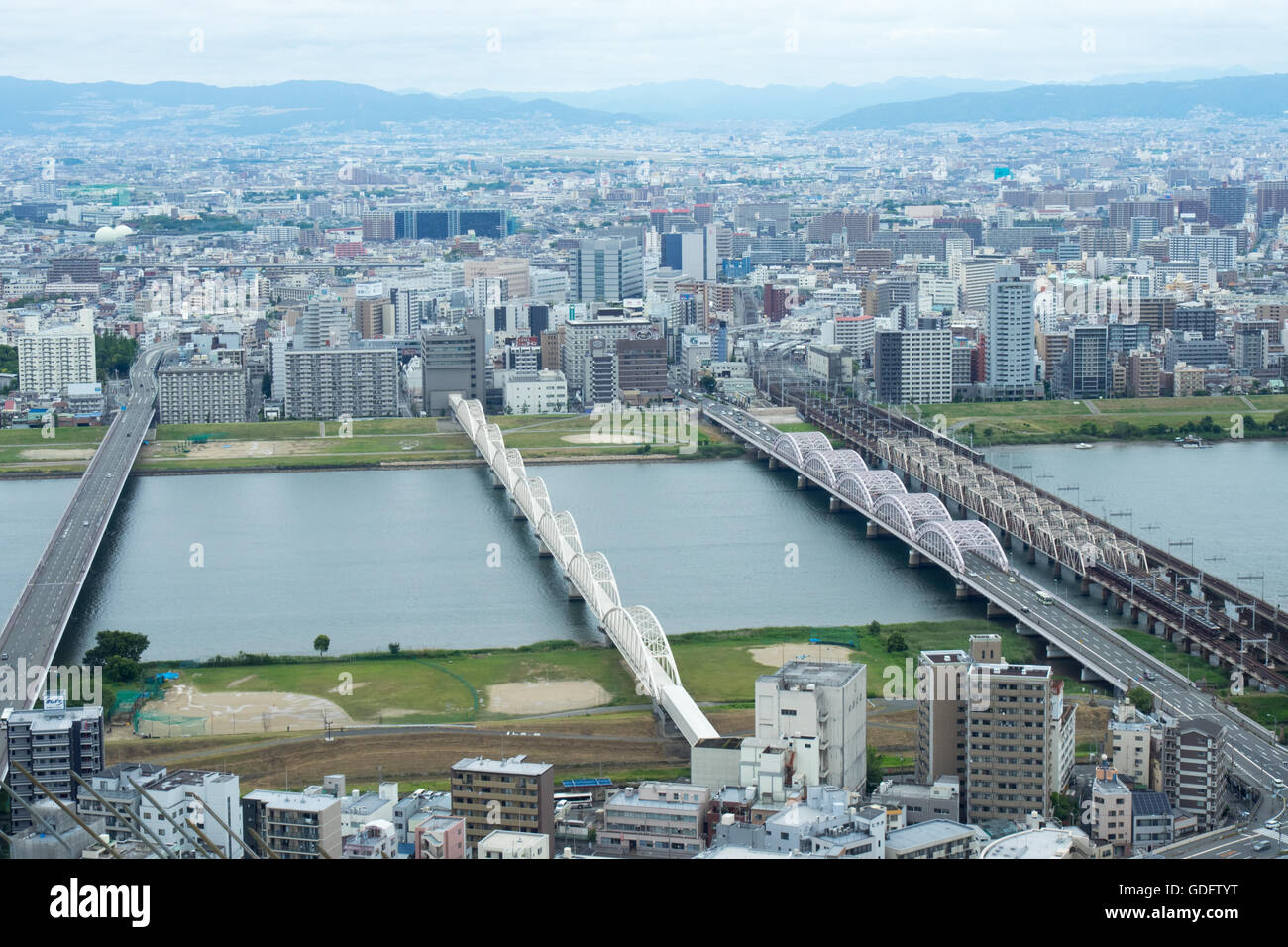 Panorama von Osaka in östlicher Richtung vom Dach des Umeda Sky Building. Stockfoto